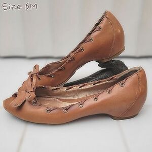 Kenneth Cole Reaction caramel leather open toe flat bow pumps Size 6